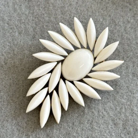 Vintage Crown Trifari White Milk Glass Navette Brooch Gold Tone Swirl Sunburst - Picture 10 of 10